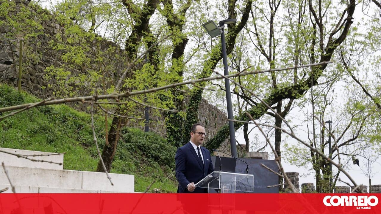 Mayor of Leiria refuses to discuss phone calls while population remains without communications due to bad weather