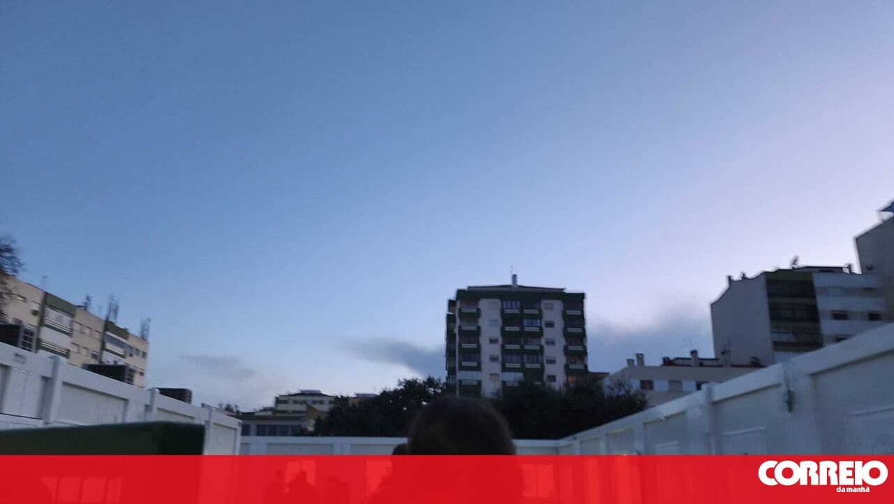 Students have classes in containers and parents report lack of conditions at a primary school in Seixal
