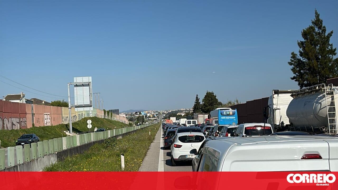 One dead in collision between truck and motorcycle on the 25 de Abril Bridge. Traffic is restricted
