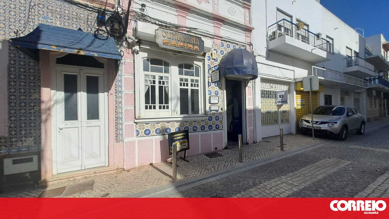 Armed duo steals 100,000 euros in cash and gold from jewellery store in Olhão