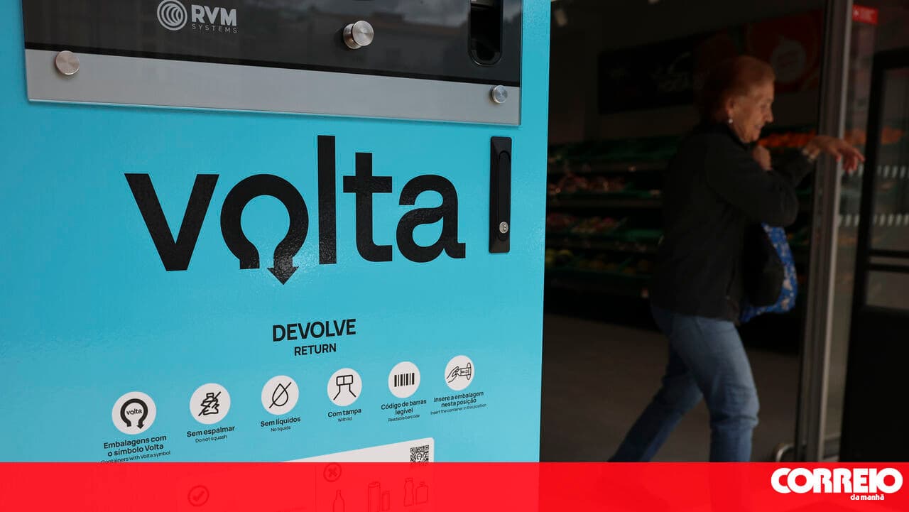 Lisbon struggles with 'Volta' system following phenomenon of scavenging for packaging in bins