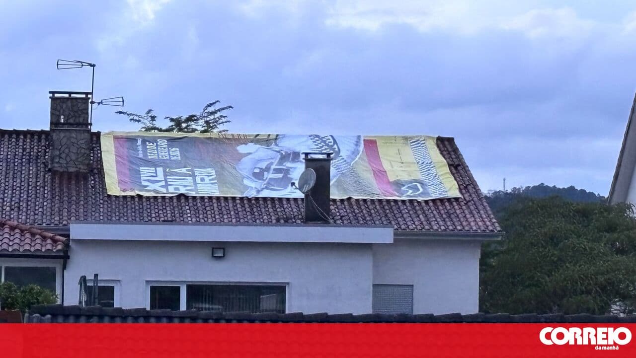 Lightning strike causes fire on house roof in Monção