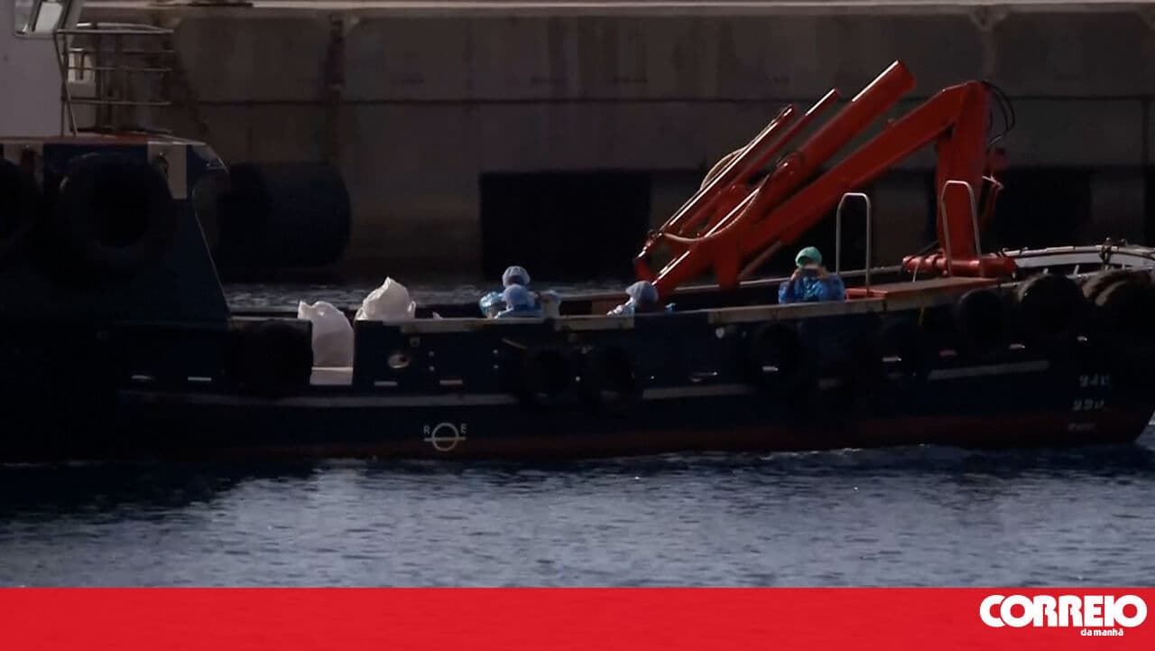 First group of passengers from cruise ship with hantavirus outbreak has left the vessel
