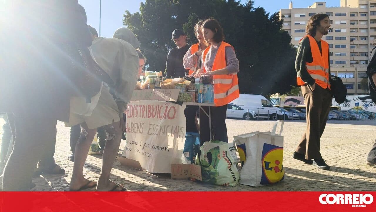 Young people from the Climáximo movement redistribute food taken from a supermarket