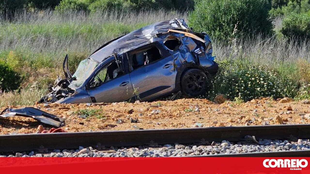 Car hit by train in Portimão. One dead and four injured