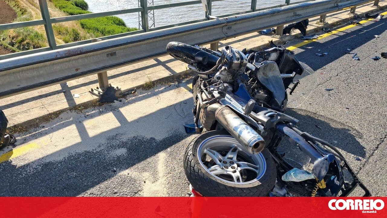 Three seriously injured in collision between car and motorcycle on the IC1 in Alcácer do Sal