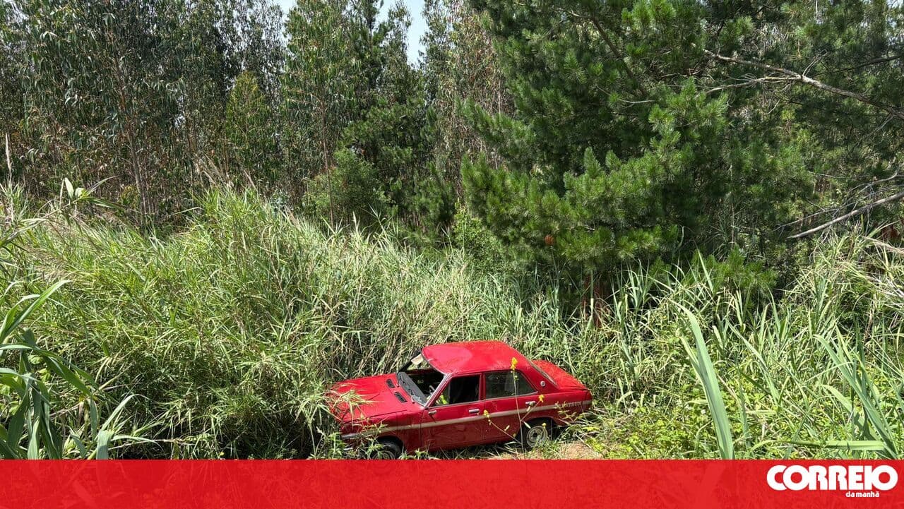 Two injured after car goes off road and overturns in Caldas da Rainha