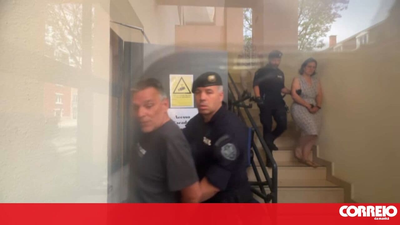 The moment a French couple leaves Setúbal court after being remanded in custody