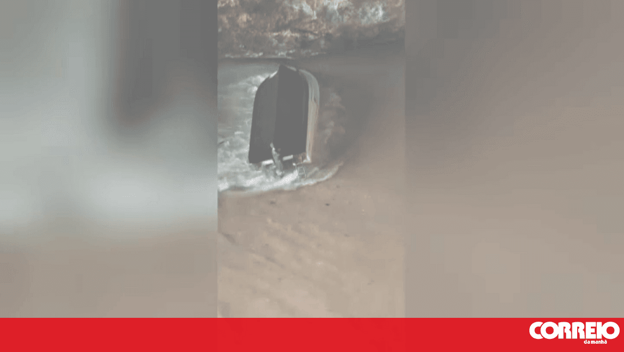 Boat with 12 people on board capsizes at Benagil Cave in Lagoa. At least two injured
