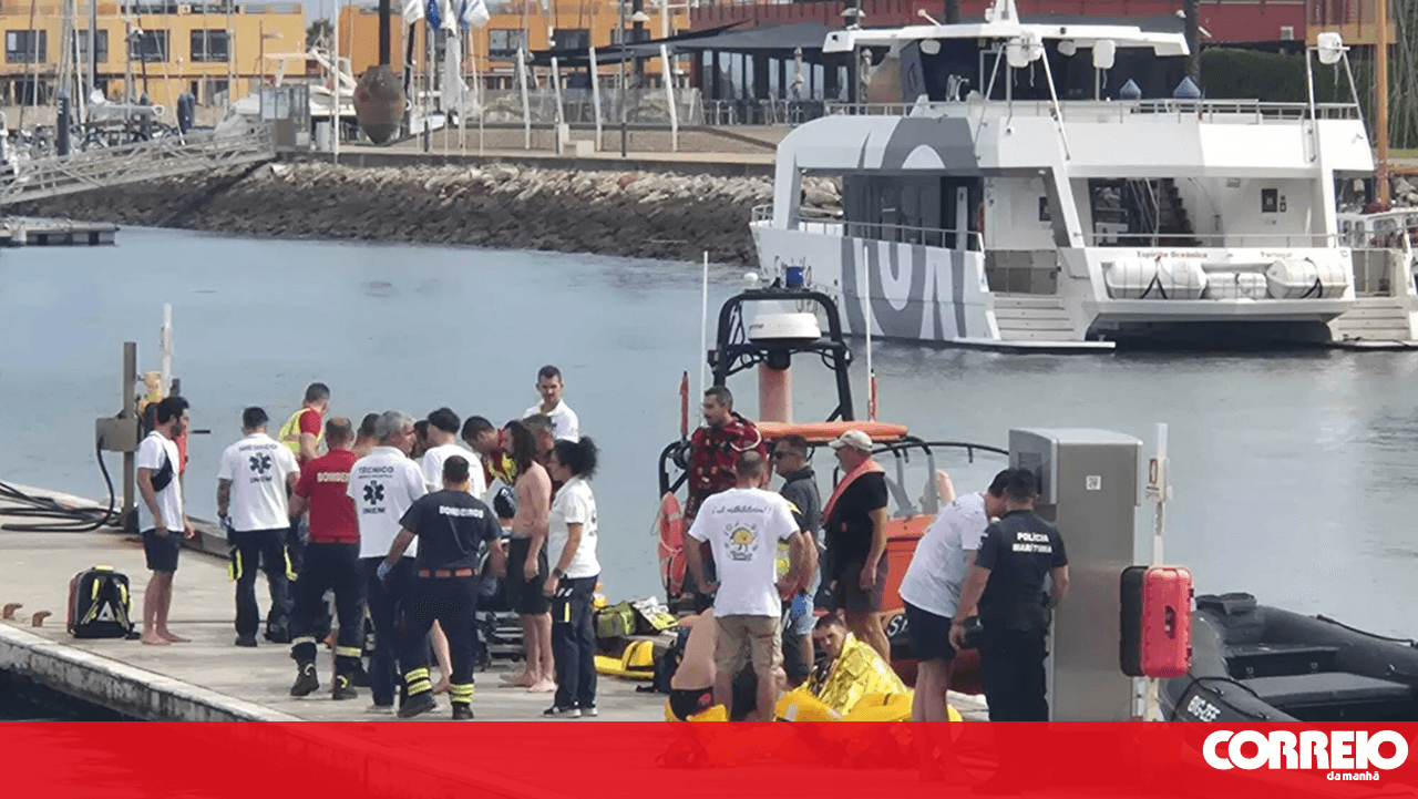 Boat with 12 people on board capsizes at Benagil Cave in Lagoa. There are at least two injured