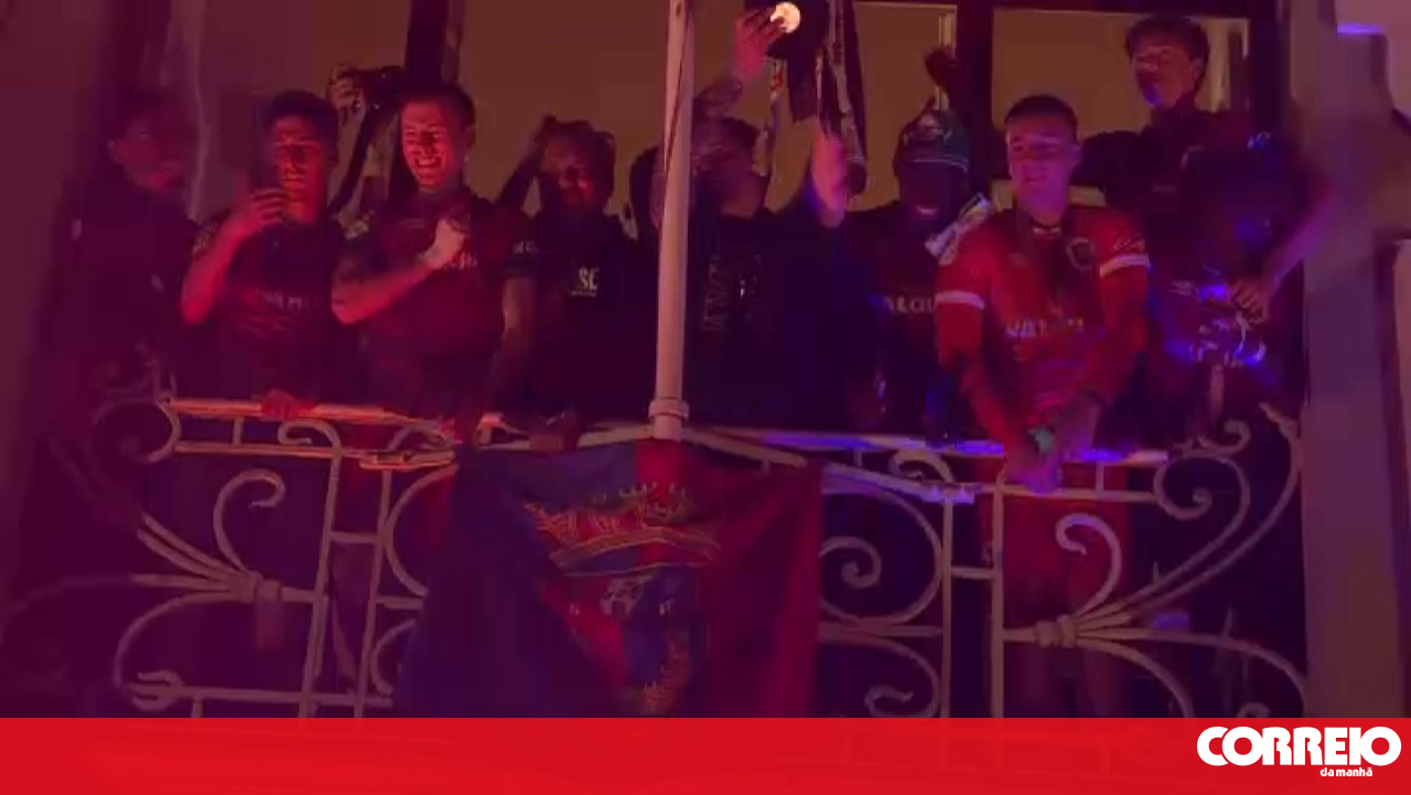Total euphoria: Torreense squad arrives at Torres Vedras City Hall to lift the Portuguese Cup