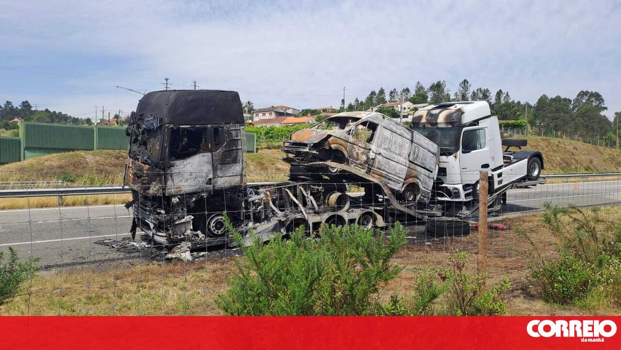 Truck carrying a car catches fire on the A4 in Penafiel