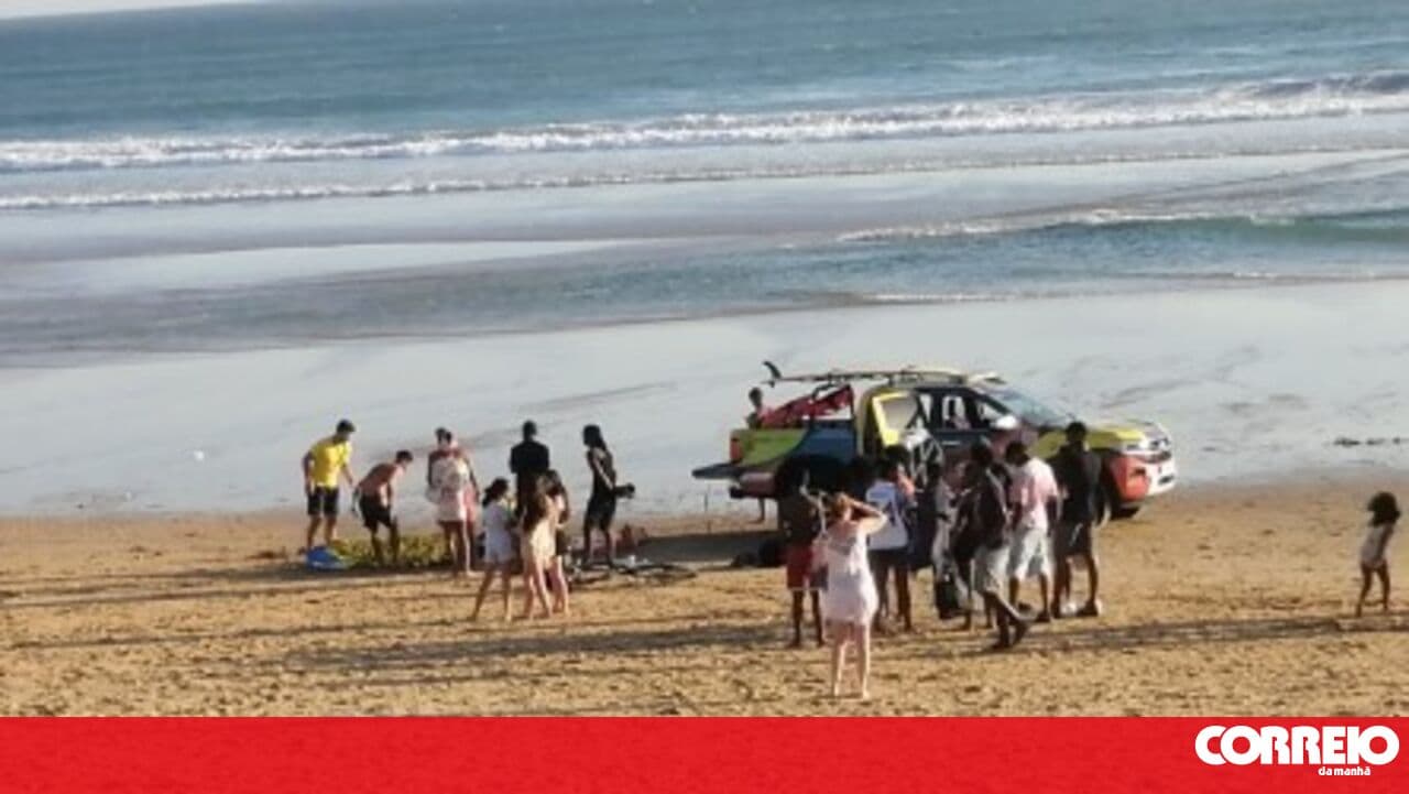 Lifeguards rescue woman drowning at a beach in Costa da Caparica