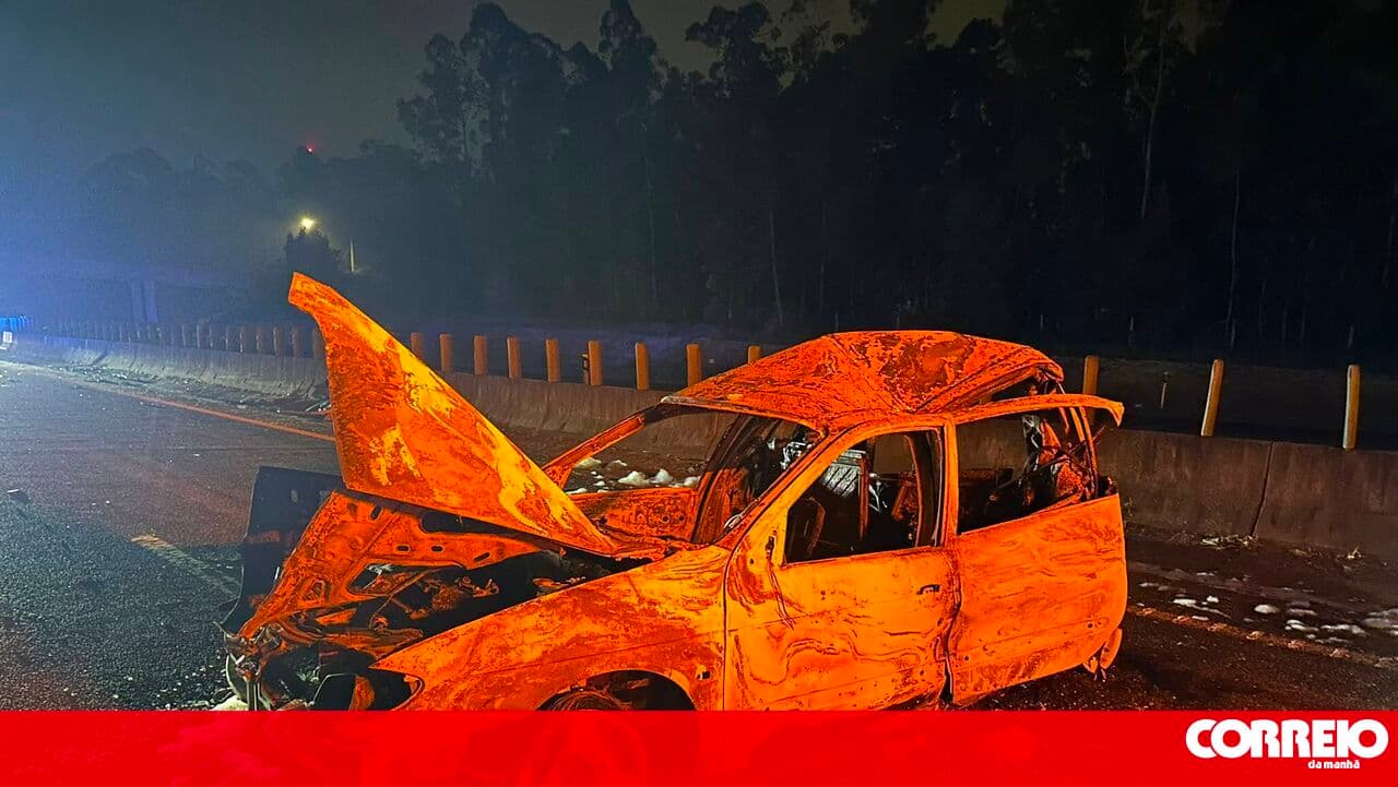 One person dies burned in a collision between two cars on the A1 between the Estarreja and Feira junctions