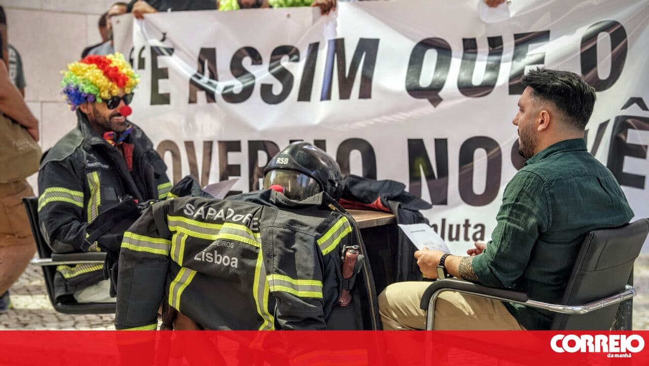 Sapadores firefighters protest in Lisbon dressed as clowns after meeting with the Government is cancelled