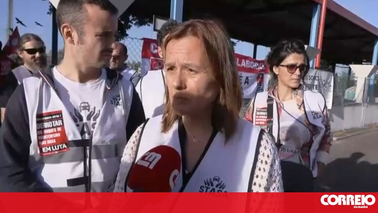 Autoeuropa employees protest against labour package on day of general strike