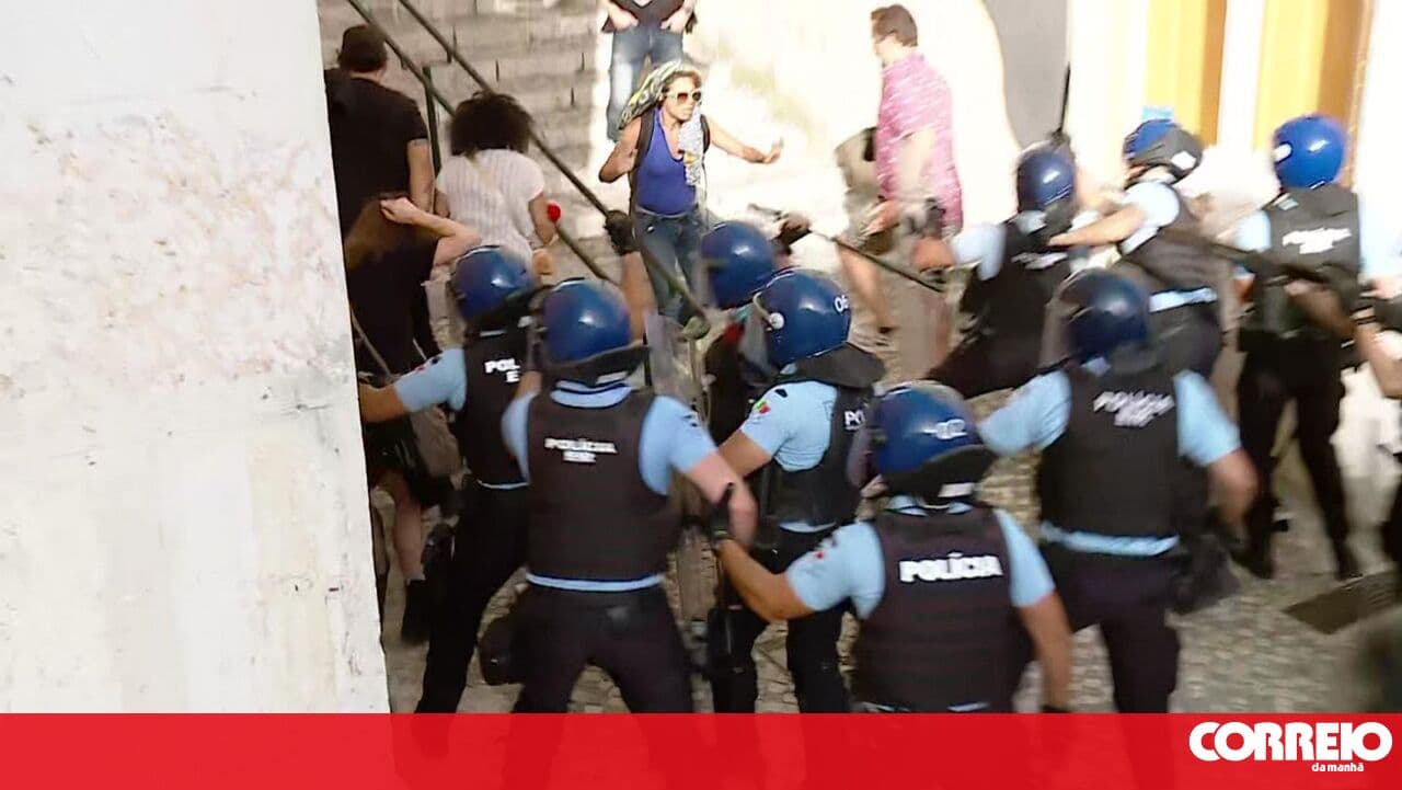 Firecrackers detonated during clashes between PSP and protesters near the Assembly of the Republic
