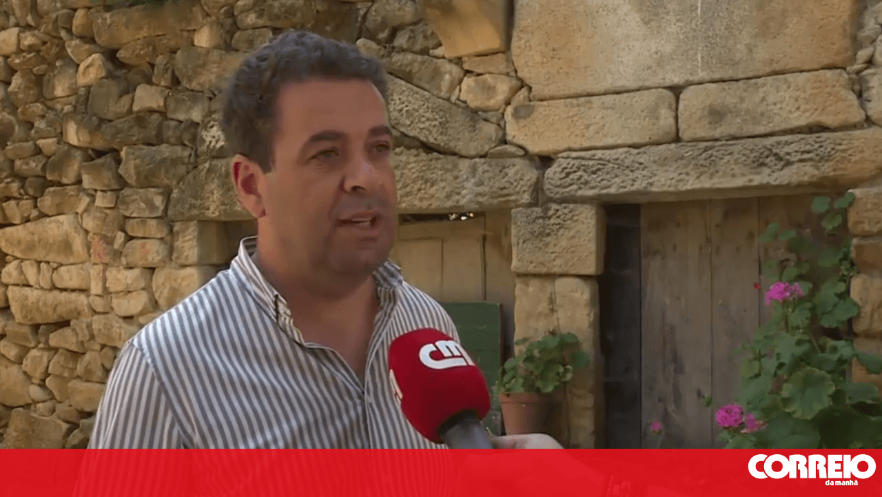 Abandoned houses degrade historic neighbourhood next to Salzedas Monastery