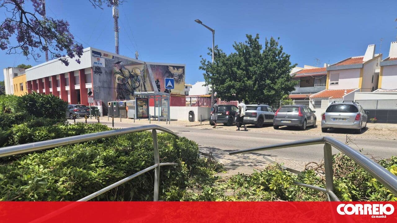 Woman dies after being hit by car on pavement in front of her husband. Albufeira firefighters prevent driver from fleeing