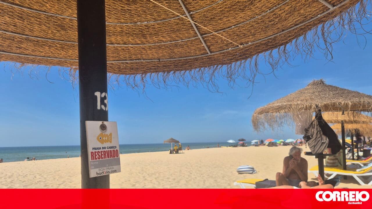 Maritime Police inspect parasols in front of concessions in Vila Real de Santo António