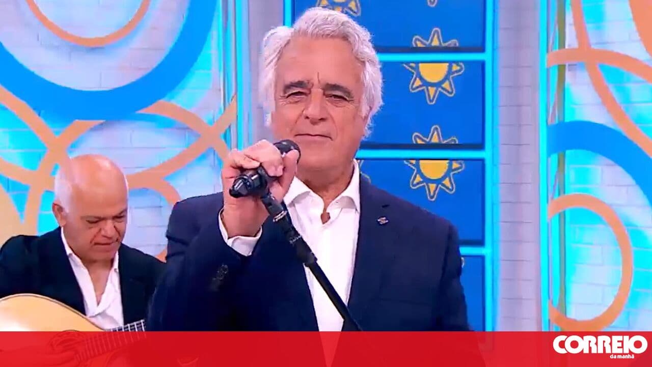 Nuno da Câmara Pereira sings the song 'Marcha da Bica'