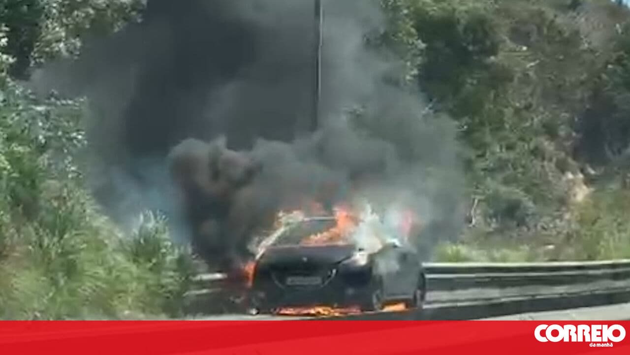 Car on fire in Rio de Mouro