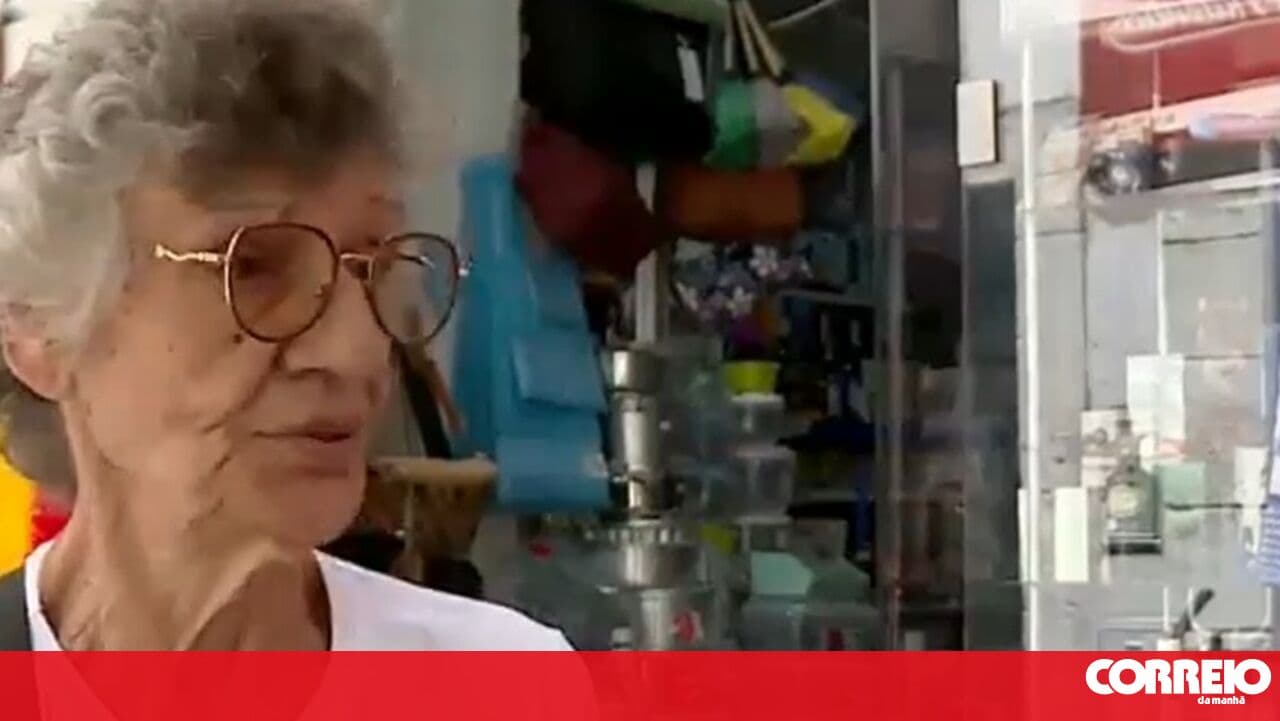 "Cups, cans, bottles... there's everything": Alfama resident complains about street litter during Santos Populares