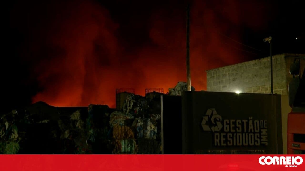 Fire that broke out at a recycling warehouse in Montemor-o-Novo is under control