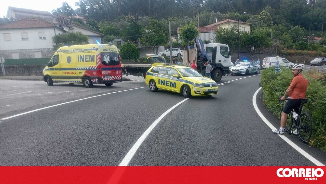 Truck hits bicycle in Barcelos. 37-year-old woman is in critical condition
