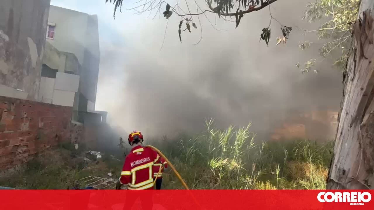 Fire breaks out in the Galinheiras neighbourhood. Residents evacuated from their homes