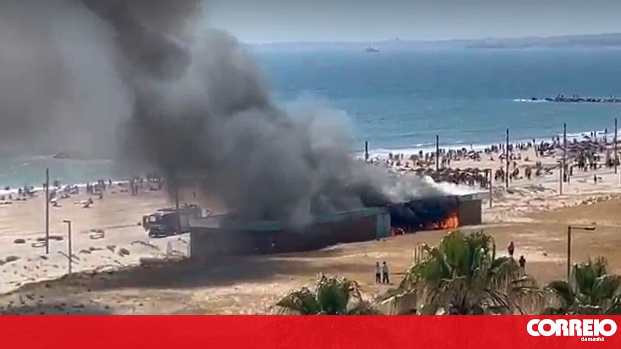 Fire breaks out at a bar on Dragão Vermelho beach in Costa da Caparica