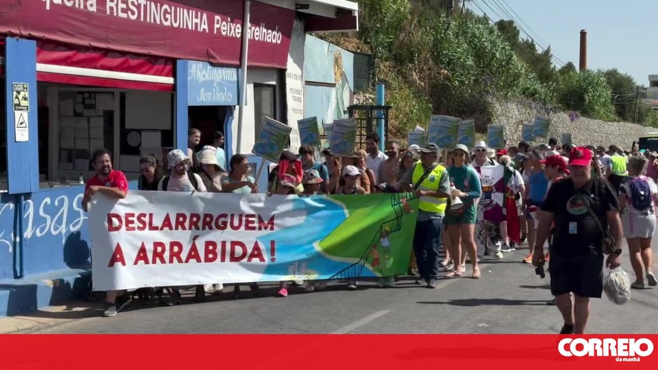 Protest against restrictions on access to Arrábida beaches