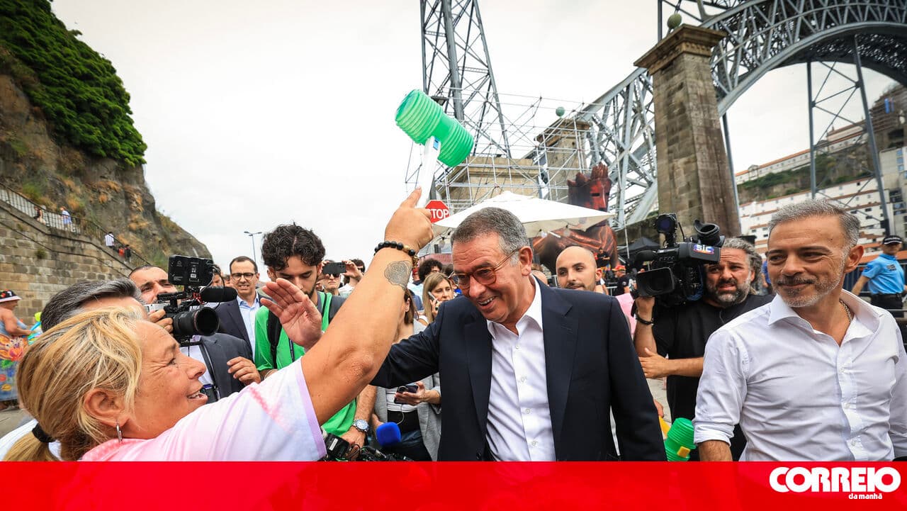 Seguro's debut at the São João festival in Porto featured photographs and wishes for a national team victory