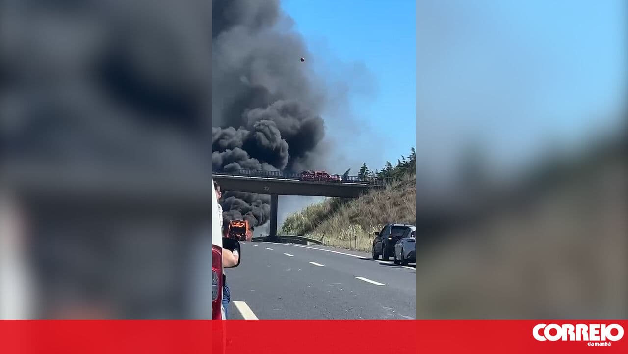 Bus on fire on the A8 in Loures disrupts traffic