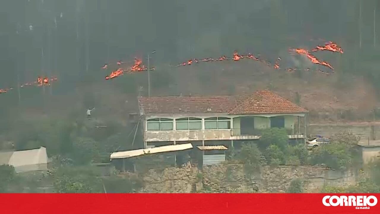 Fire in Vila Nova de Famalicão approaches homes