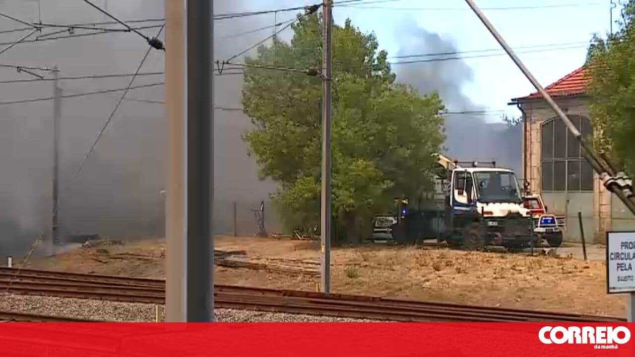 Railway traffic on the Minho Line has been restored, but the fire in Nine, Famalicão, remains active