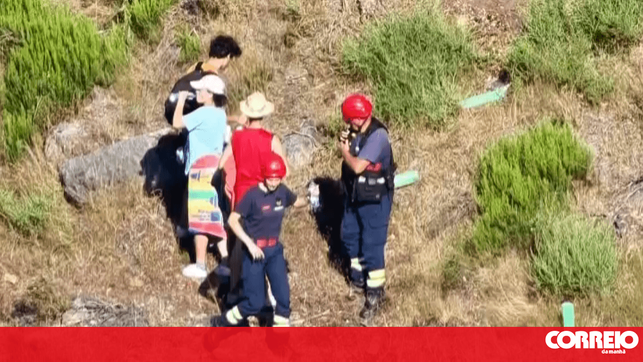 Firefighters rescue three teenagers and one adult lost in Fisgas de Ermelo