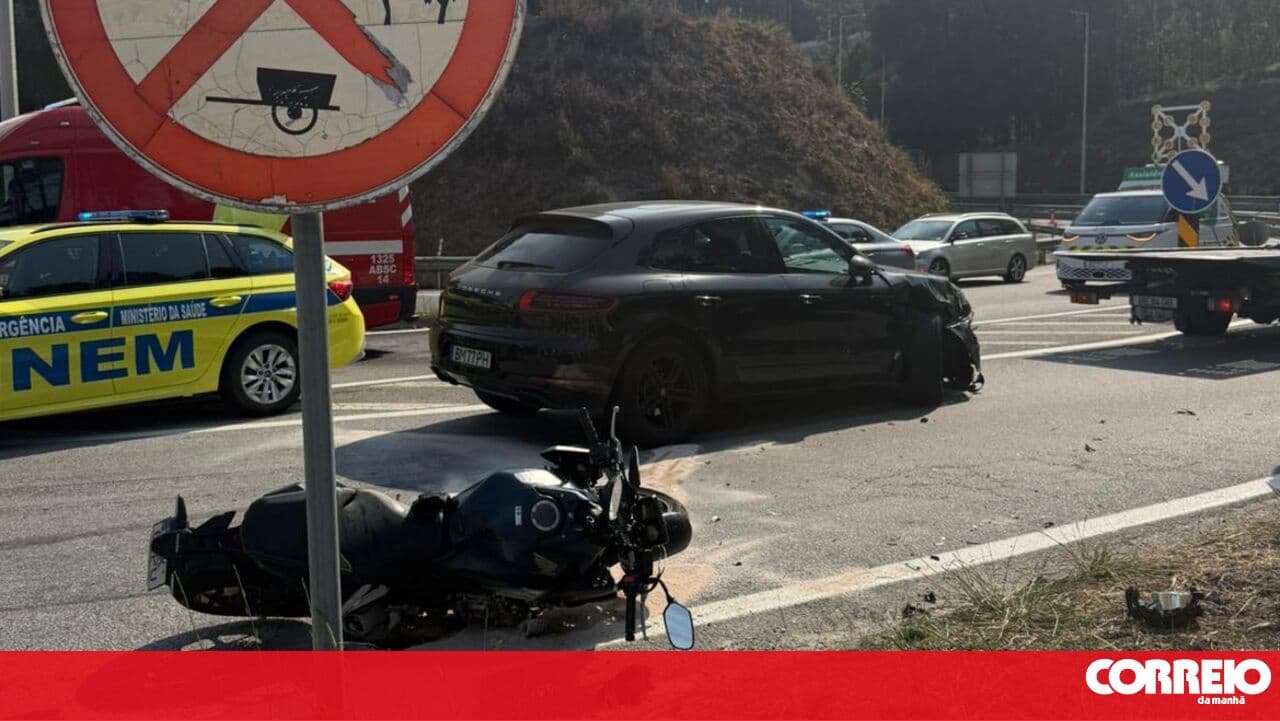 One dead and two injured in collision between motorcycle and car in Paredes