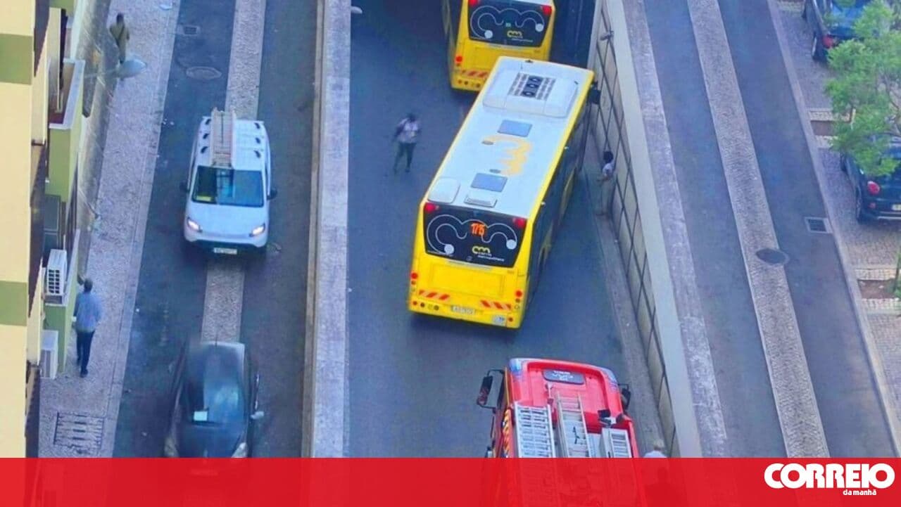 Runaway bus kills two people and injures 14 in Agualva-Cacém