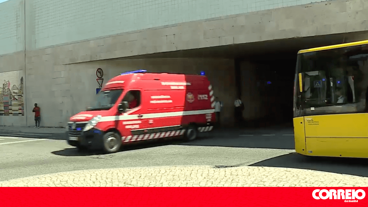 Agualva-Cacém station closed after bus accident leaves at least two dead and 16 injured