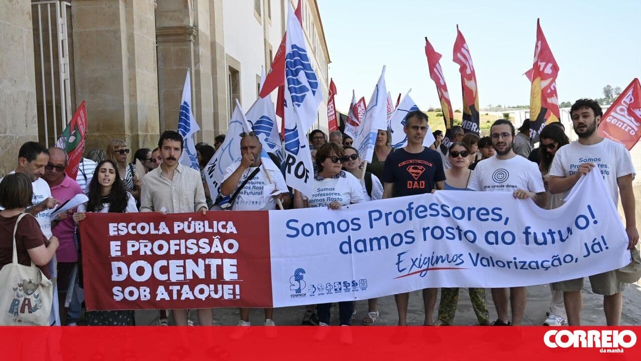 Minister of Education received in Coimbra with protest