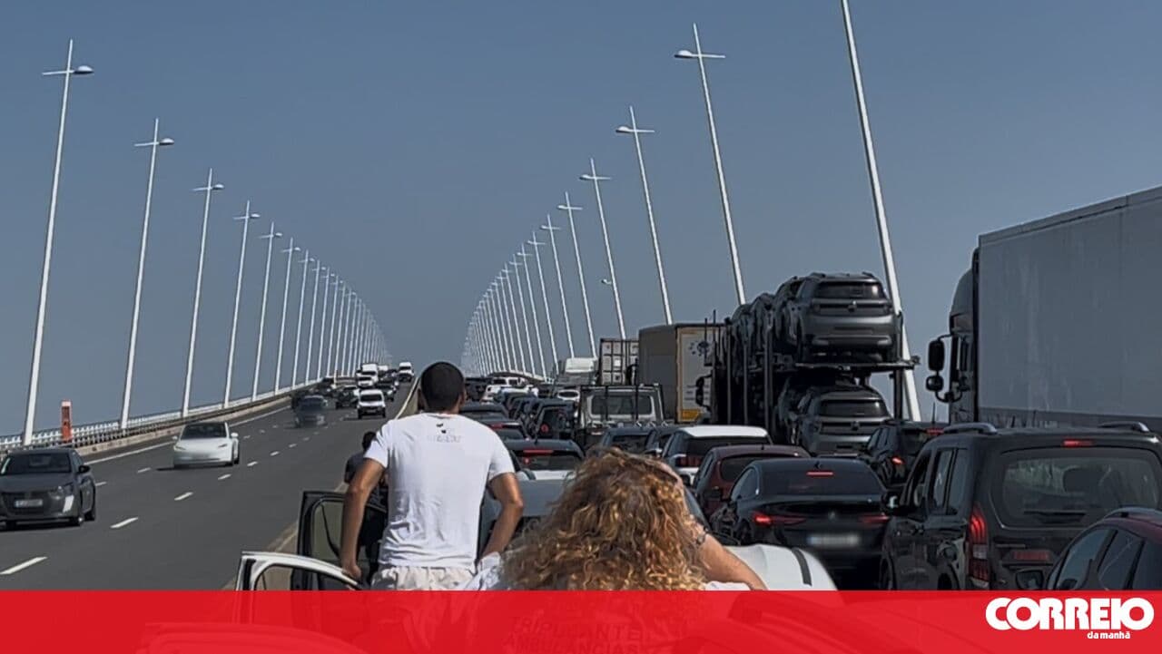 Accident on the Vasco da Gama Bridge leaves at least six injured. Traffic is cut off