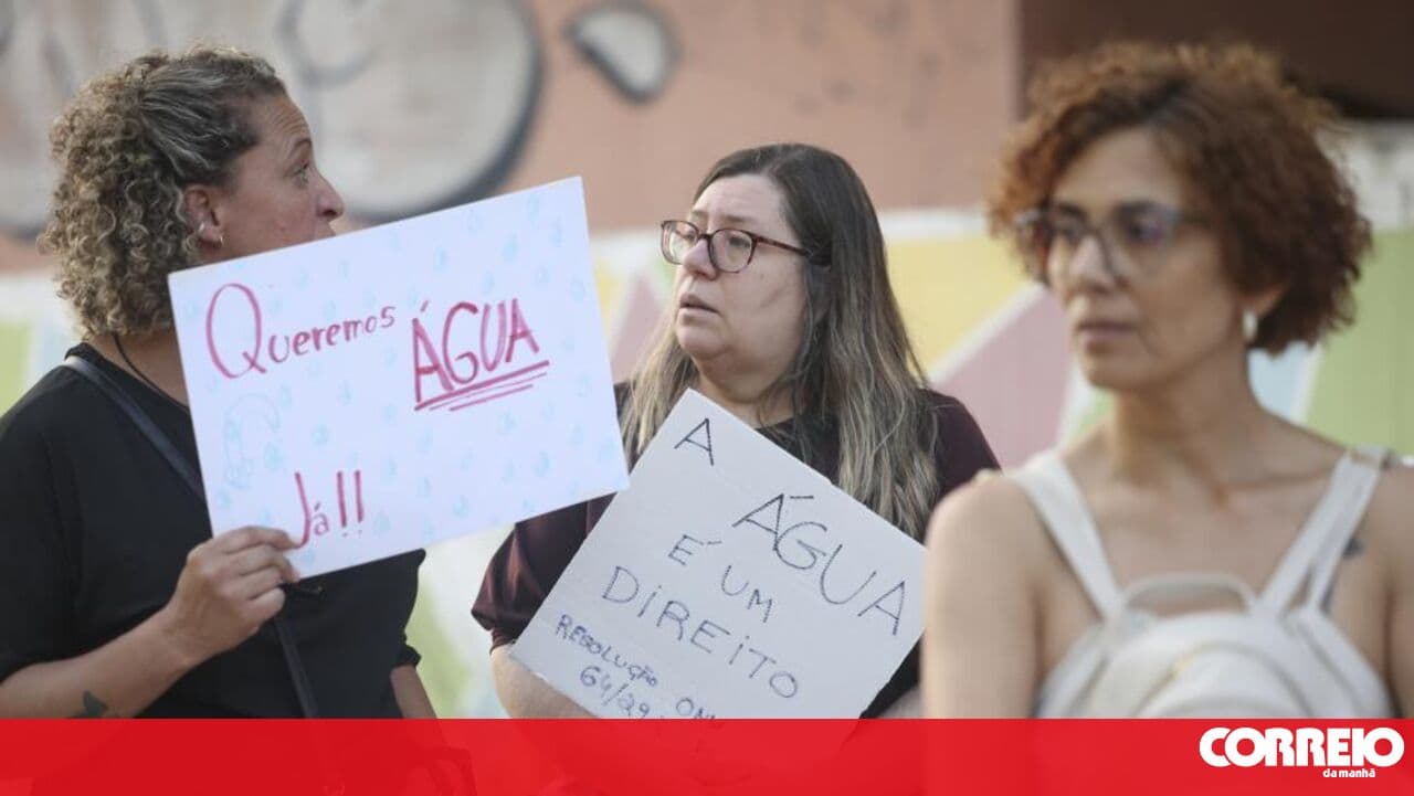 Residents of Monte da Caparica in Almada protest and demand "water now"