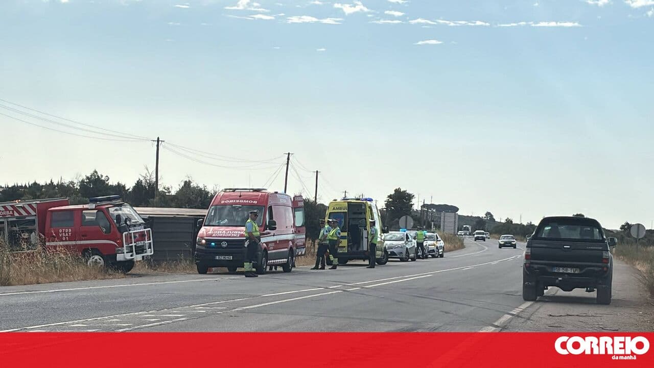 Truck skids off the road on the EN4 in Estremoz