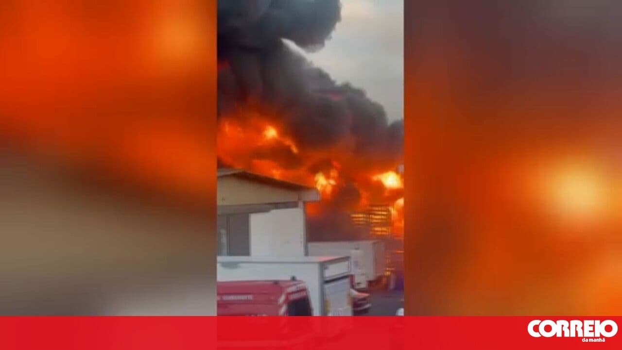Fire breaks out in warehouse in Camarate, near Lisbon Airport