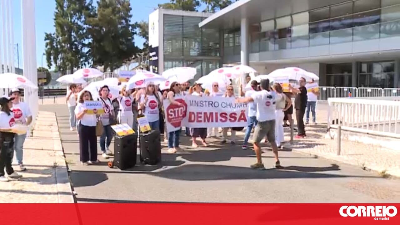 Protesters call for the resignation of the Minister of Education