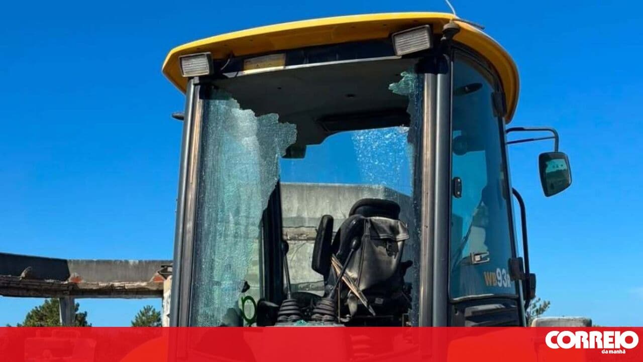 Aljezur Municipality backhoe targeted by vandalism