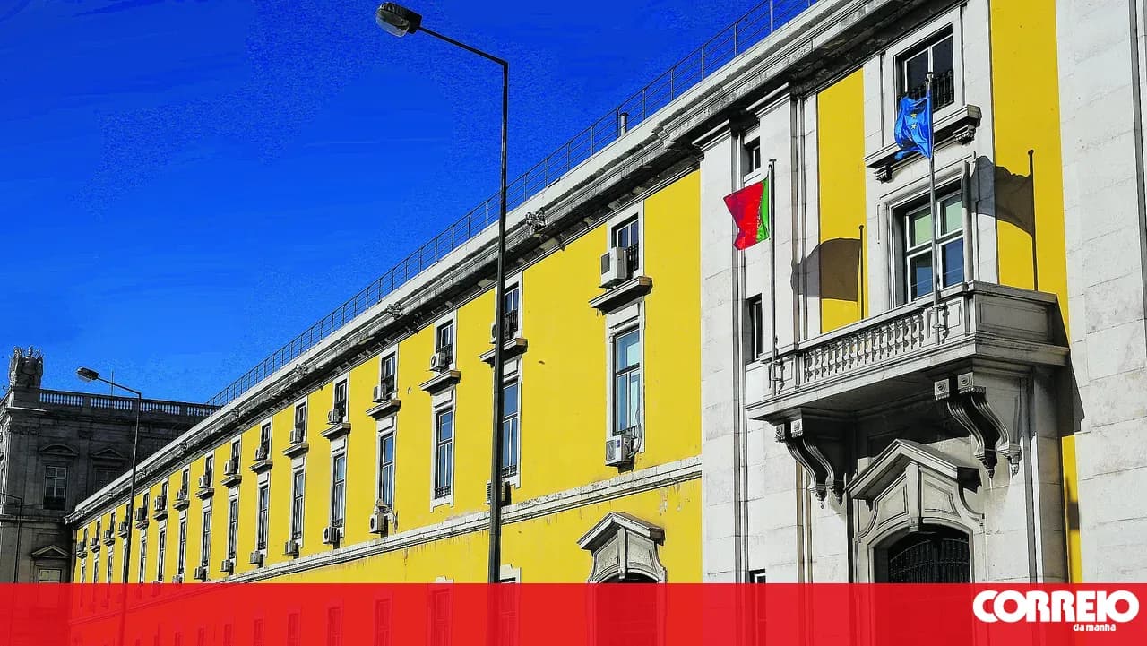 Thousands of public administration workers demonstrate at the Ministry of Finance