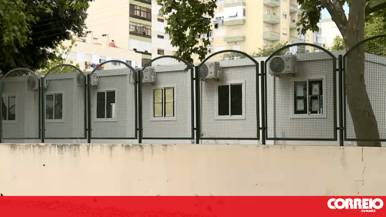 Students confined to portable classrooms revolt parents and teachers at Quinta do Conde Primary School in Portalegre