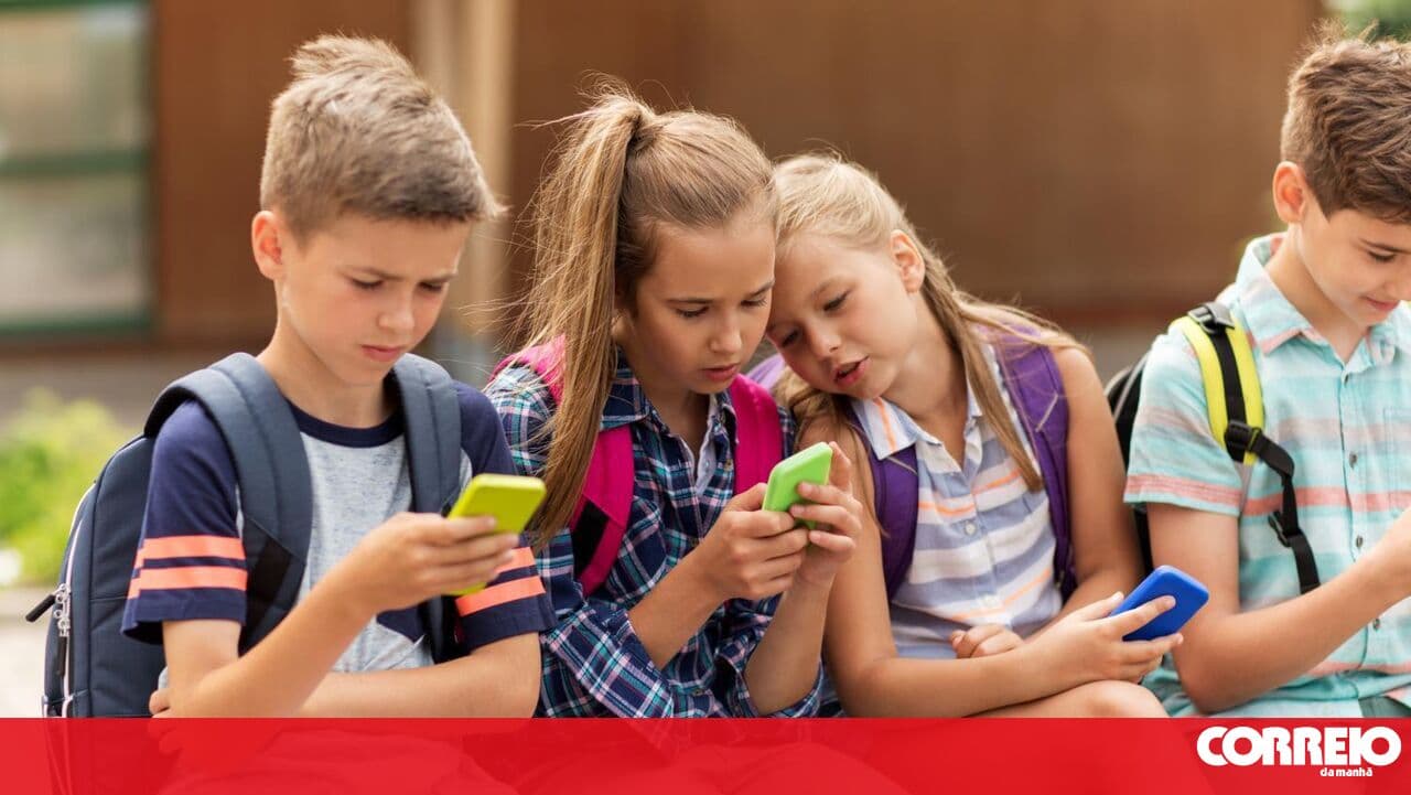France bans access to social media for those under 15